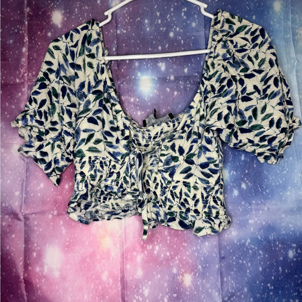 Kendall and Kylie cropped floral shirt 🛍